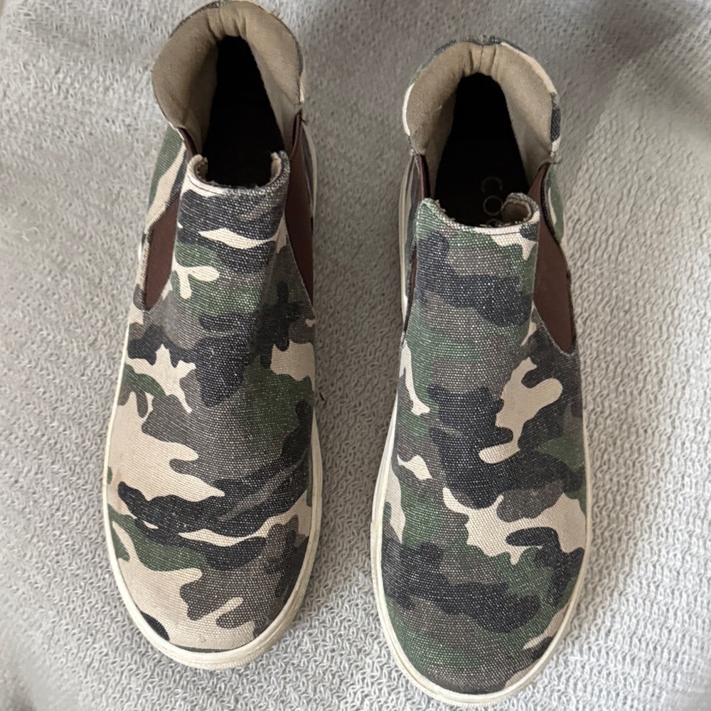Camouflage High-top Slip-On Sneakers